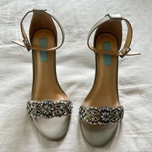 NWOT Betsey Johnson “something blue” silver heels with rhinestones size 8.5.
